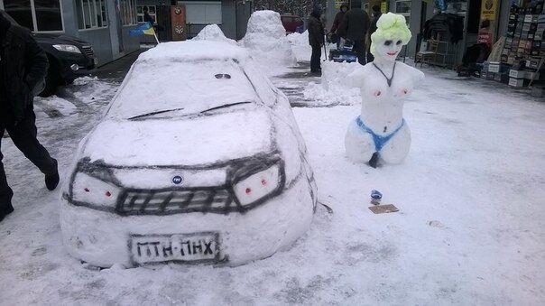 У Києві зліпили машину- "сніговик" з номерами ПТН-ПНХ: фотофакт