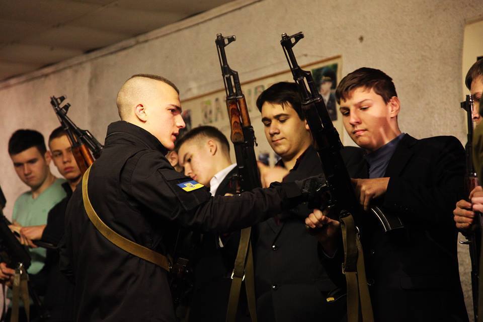 Бойцы "Азова" учили киевских школьников, как держать оружие: опубликованы фото