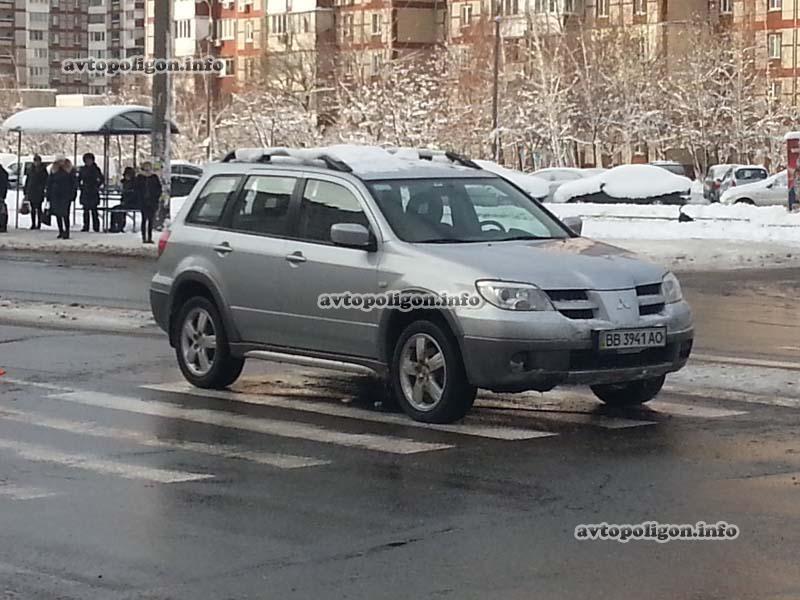 В Киеве джип сбил на зебре маму с ребенком