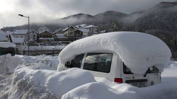 Солнечную Испанию внезапно завалило снегом: удивительные фото и видео