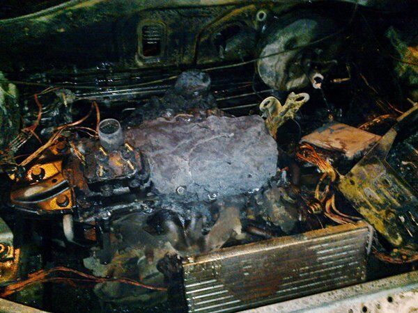 В Киеве возле девятиэтажки сгорел автомобиль: опубликованы фото