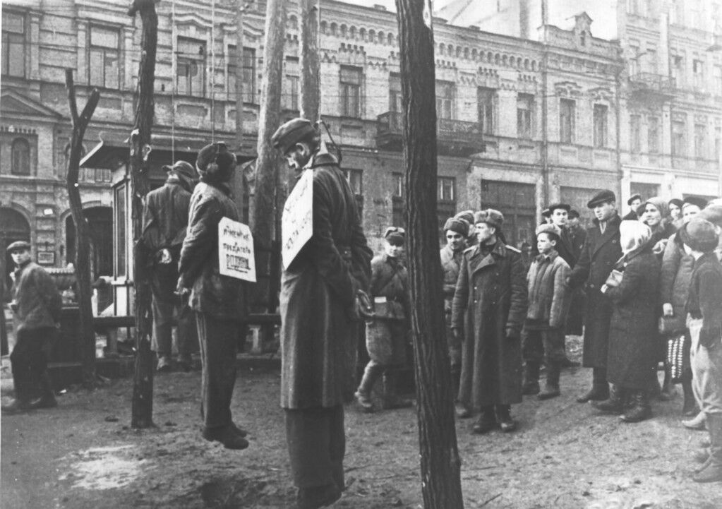 На месте разрушенного памятника Ленину в Киеве раньше была виселица: фотофакт