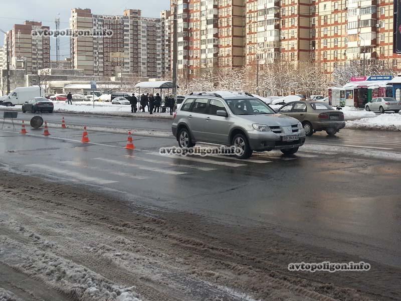 В Киеве джип сбил на зебре маму с ребенком