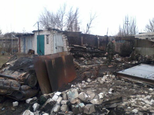 Станица Луганская в руинах, целыми стоят только дома олигархов: фотофакт