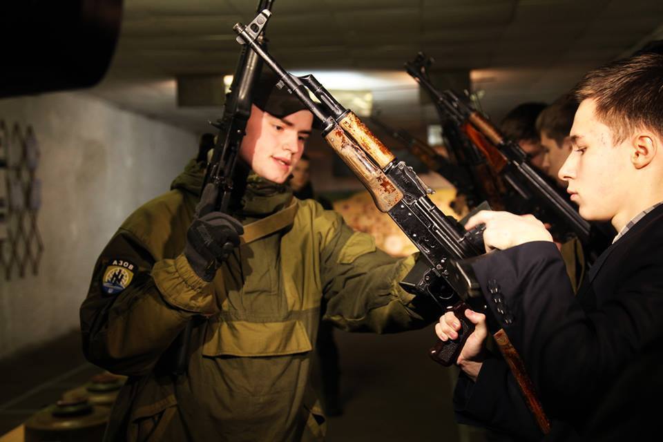 Бойцы "Азова" учили киевских школьников, как держать оружие: опубликованы фото
