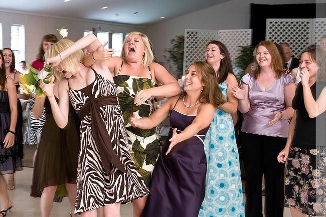 20 смешных фото девушек, поймавших букет на свадьбе