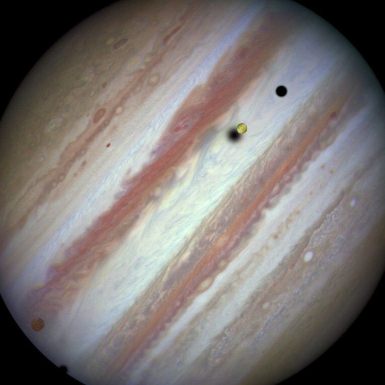 Хаббл заснял редкое явление: встречу Юпитера с тремя лунами