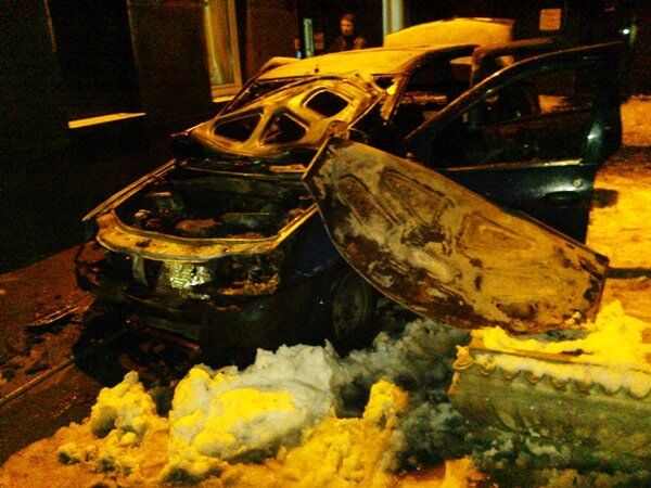 В Киеве возле девятиэтажки сгорел автомобиль: опубликованы фото