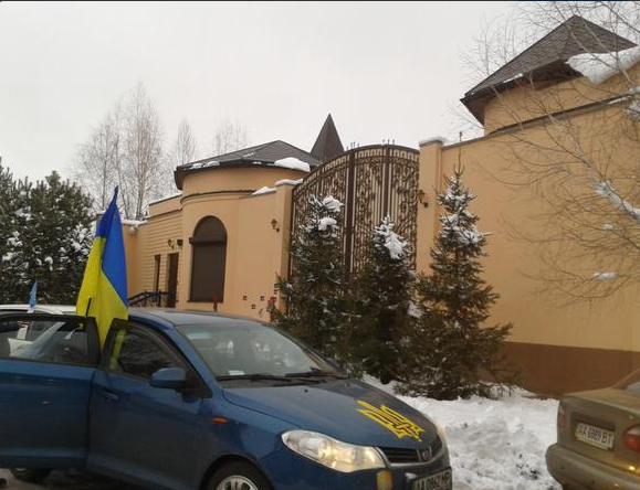 Перед домом Ахметова установили пропускной пункт "ДНР": фото с места событий
