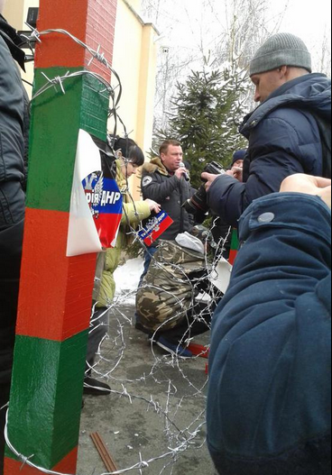 Перед домом Ахметова установили пропускной пункт "ДНР": фото с места событий