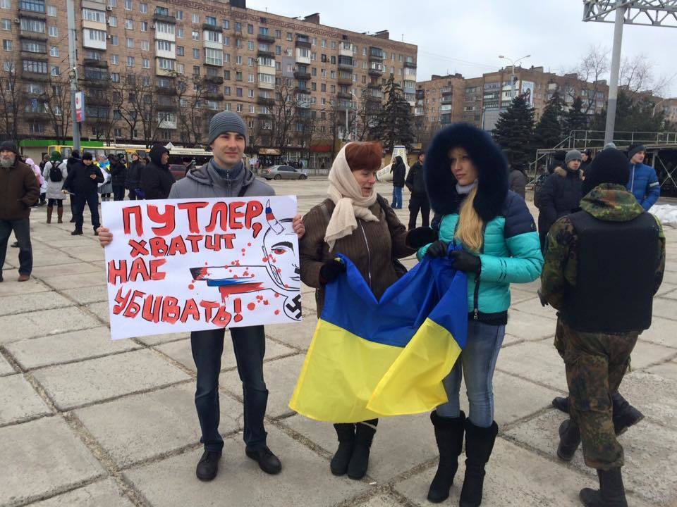 "Путлер, хватит нас убивать!": сотни жителей Мариуполя вышли на проукраиский митинг. Фотофакт