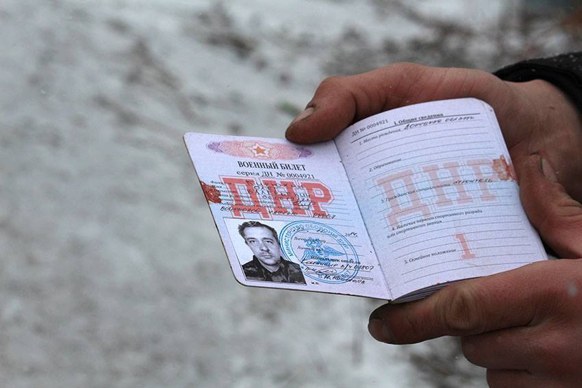 "А ты докажи!" В МИД РФ заявили, что Порошенко "купил российские паспорта на рынке": фото документов