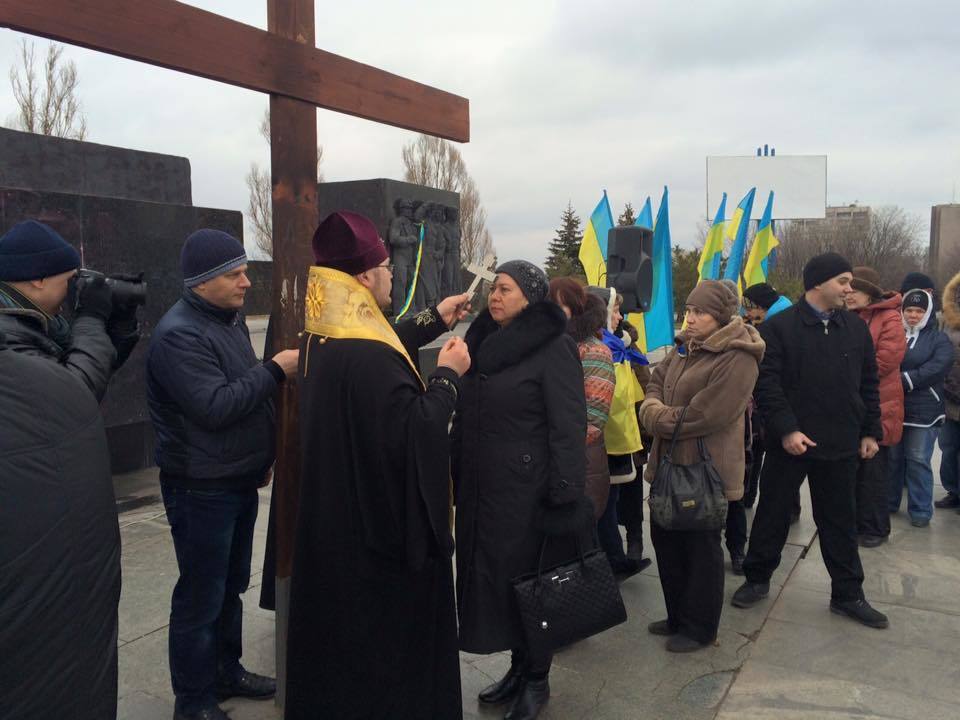 "Путлер, хватит нас убивать!": сотни жителей Мариуполя вышли на проукраиский митинг. Фотофакт