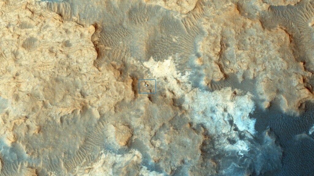 НАСА показало фото работающего на Марсе "любопытного" ровера