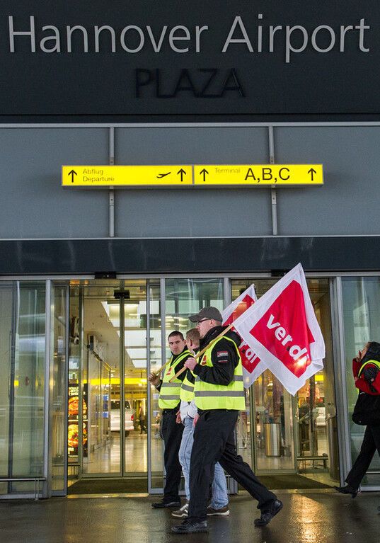 В немецких аэропортах отменили сотни рейсов из-за забастовки. Опубликованы фото