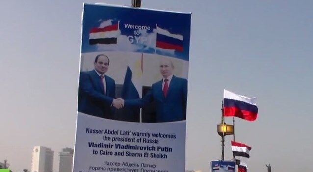 В Каире к визиту Путина его портрет повесили на каждом столбе: фото и видеофакт