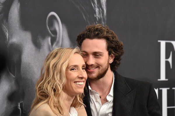 Пушистая Дакота Джонсон на премьере "Пятидесяти оттенков серого"