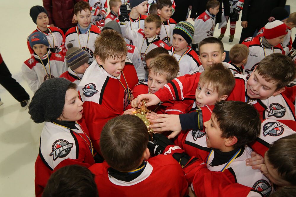 В Дружковке возрождали традиции украинского хоккея на турнире "Золотая шайба Донбасса": фоторепортаж
