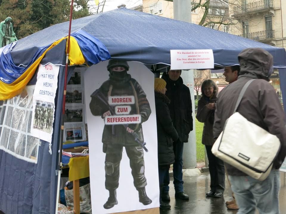В Швейцарии прохожим показали, как Россия захватила Крым: фото акции
