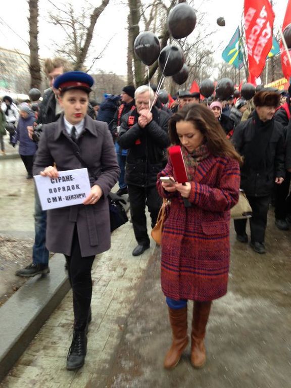 Коммунисты запустили "Медведева" в небо на шествии в Москве. Фото и видео с мероприятия