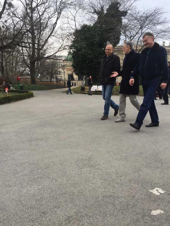Фирташ свободно прогулялся по Вене с депутатом от "Оппозиционного блока": опубликованы фото