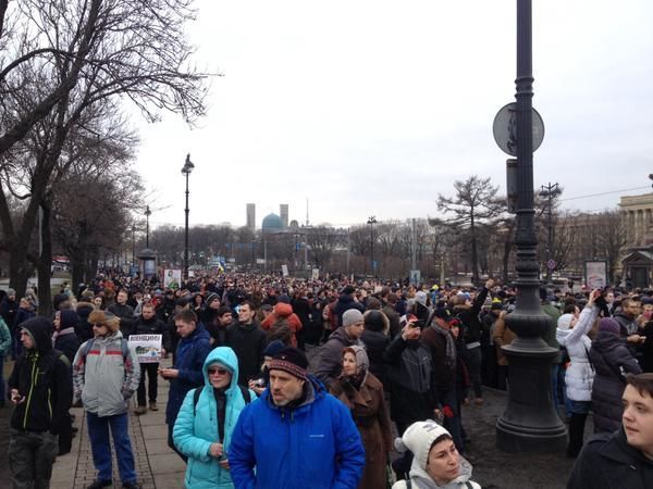 На траурном шествии в Петербурге провокаторы с флагами "ДНР" кричат "Слава Украине!"
