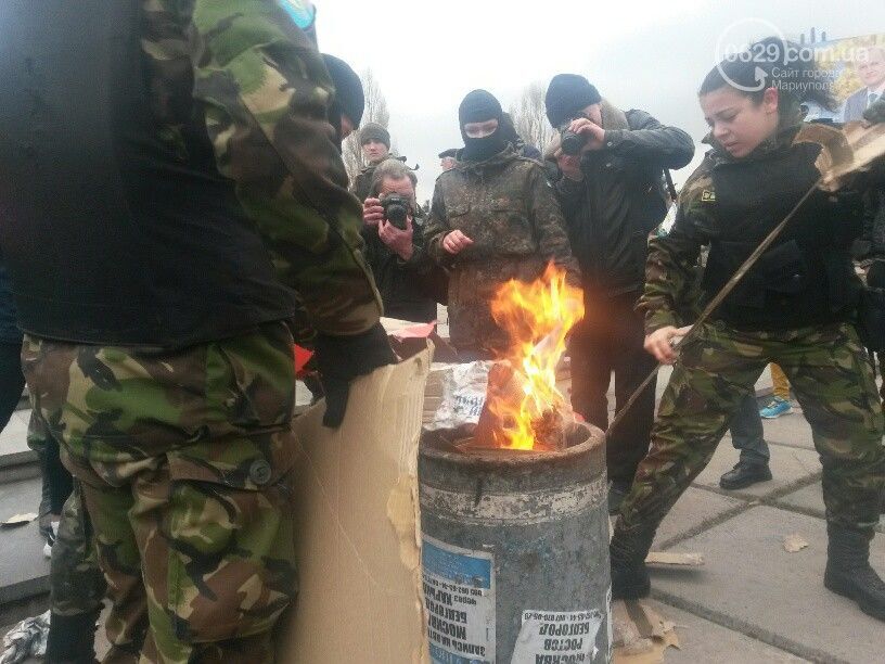 В Мариуполе торжественно сожгли гроб с "Путиным": опубликованы фото