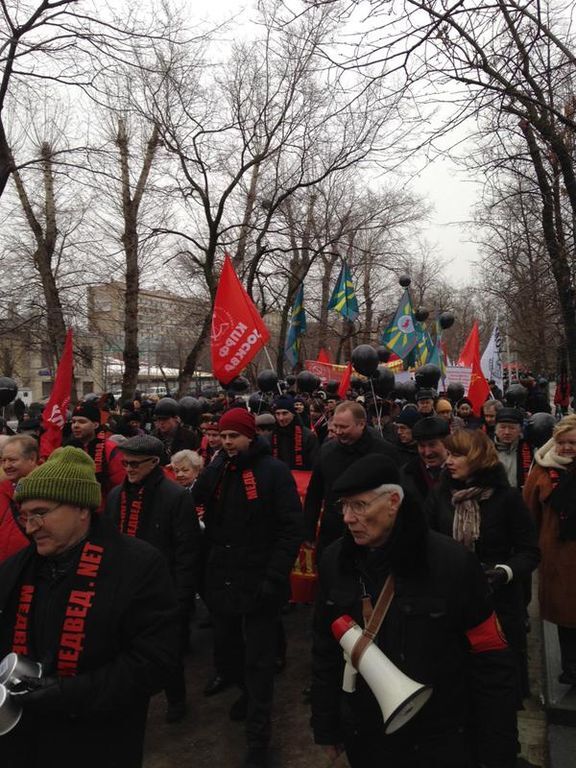 Коммунисты запустили "Медведева" в небо на шествии в Москве. Фото и видео с мероприятия