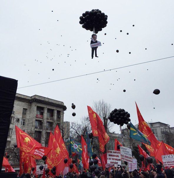 Коммунисты запустили "Медведева" в небо на шествии в Москве. Фото и видео с мероприятия