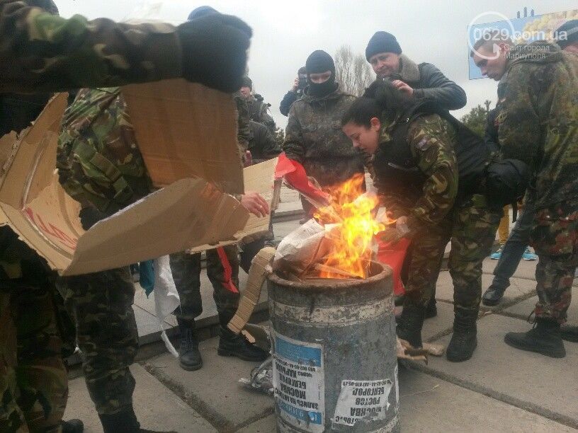 В Мариуполе торжественно сожгли гроб с "Путиным": опубликованы фото