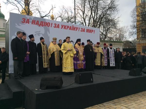 Тысячи людей помолились за Савченко в Киеве. Опубликованы фото