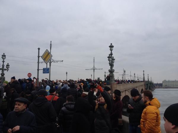 На траурном шествии в Петербурге провокаторы с флагами "ДНР" кричат "Слава Украине!"