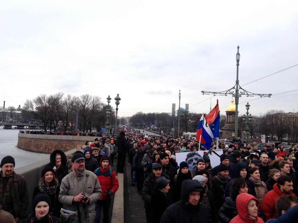 На траурном шествии в Петербурге провокаторы с флагами "ДНР" кричат "Слава Украине!"