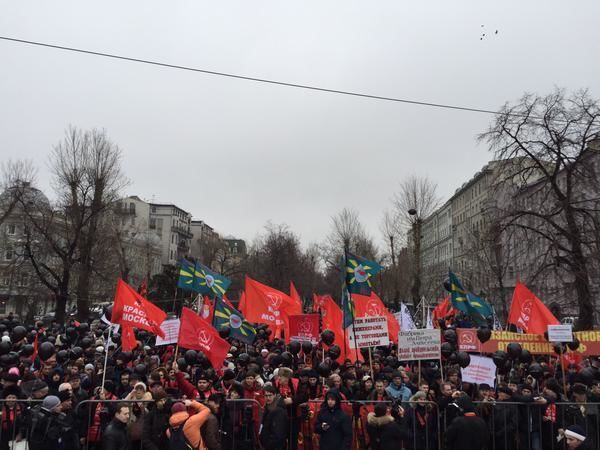 Коммунисты запустили "Медведева" в небо на шествии в Москве. Фото и видео с мероприятия
