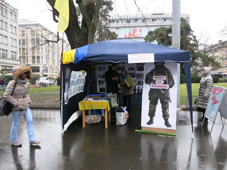 В Швейцарии прохожим показали, как Россия захватила Крым: фото акции