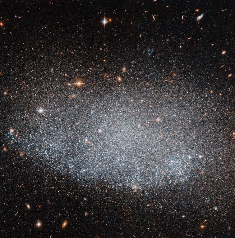 Телескоп Хаббл заснял загадочную карликовую галактику