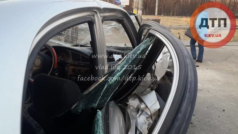 В Киеве пьяный водитель BMW выскочил на красный и протаранил иномарку с семьей