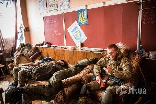 Фотографы показали досуг и быт бойцов АТО под Мариуполем