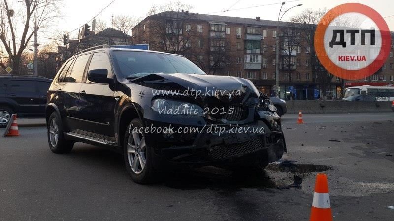 В Киеве пьяный водитель BMW выскочил на красный и протаранил иномарку с семьей