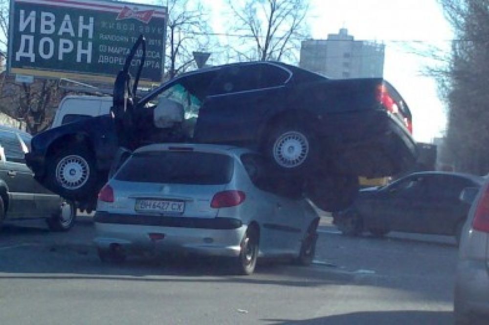 В Одессе летающий BMW "оседлал" Peugeot: фото аварии