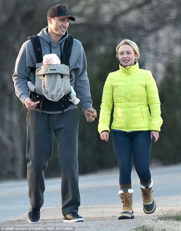 Владимир Кличко и Хайден Панеттьери впервые вышли на прогулку с трехмесячной дочкой