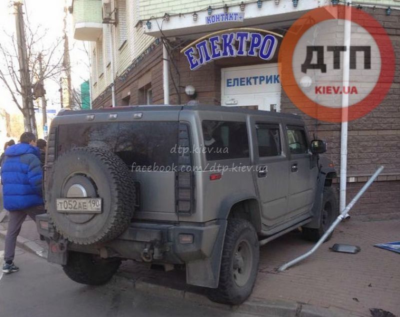В Киеве Hummer из России протаранил магазин: опубликованы фото