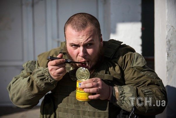 Фотографи показали дозвілля і побут бійців АТО під Маріуполем