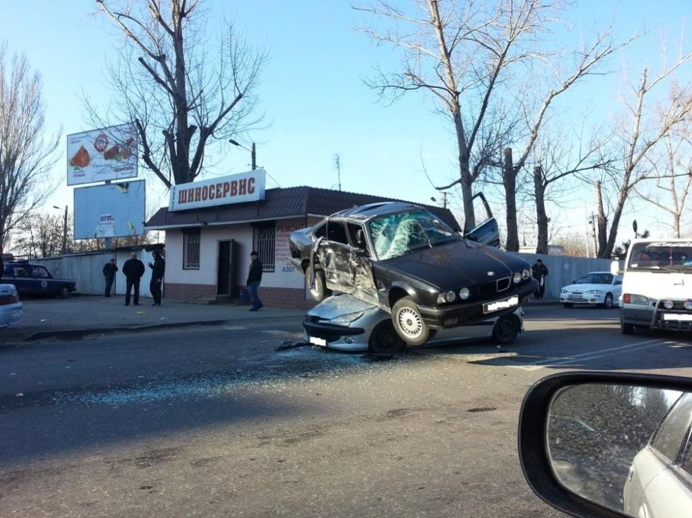 В Одессе летающий BMW "оседлал" Peugeot: фото аварии