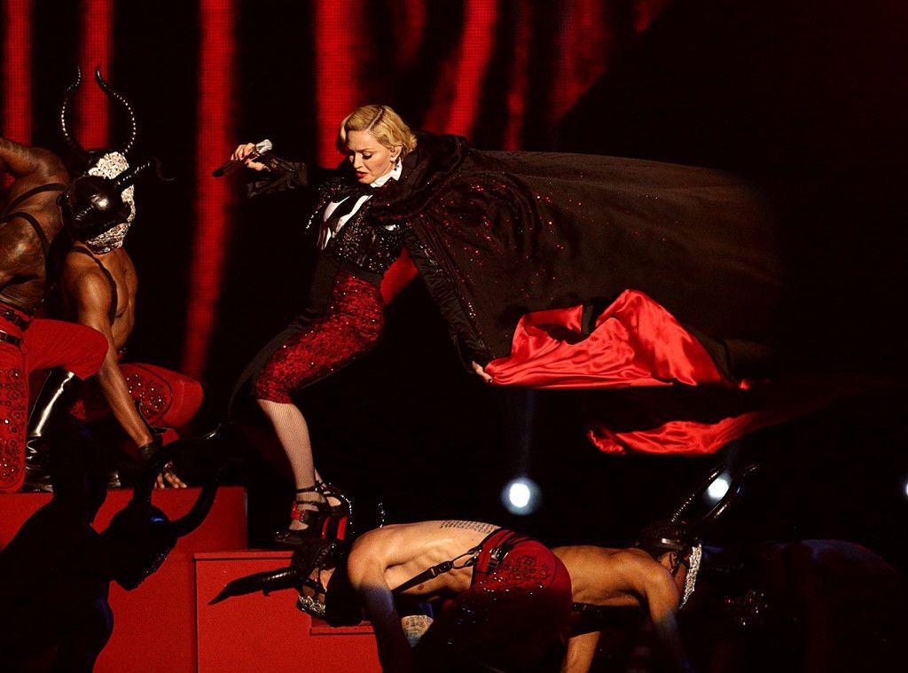 Джорджио Армани о падении Мадонны со сцены: она сама виновата