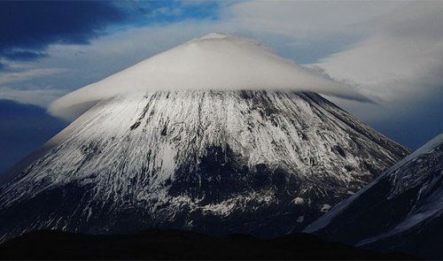 Линзовидные облака, горные районы
Похожие на НЛО, эти облака формируются, когда влажный воздух проходит над горами.