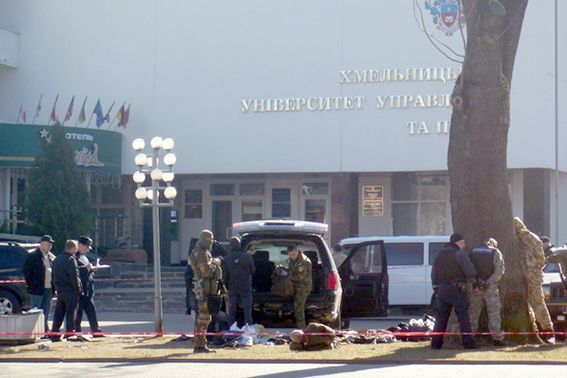 В Хмельницком задержаны "бойцы", перевозившие арсенал оружия: фотофакт