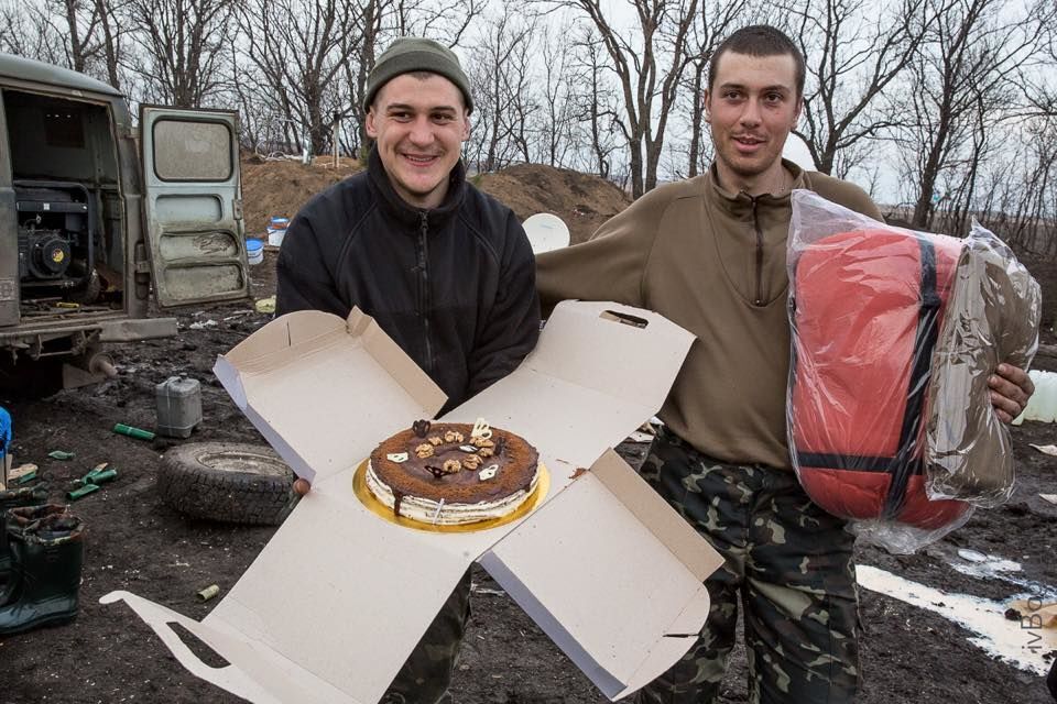 Весна в зоне АТО. Бойцам привезли кучу сладостей и резиновые сапоги: фото с передовой