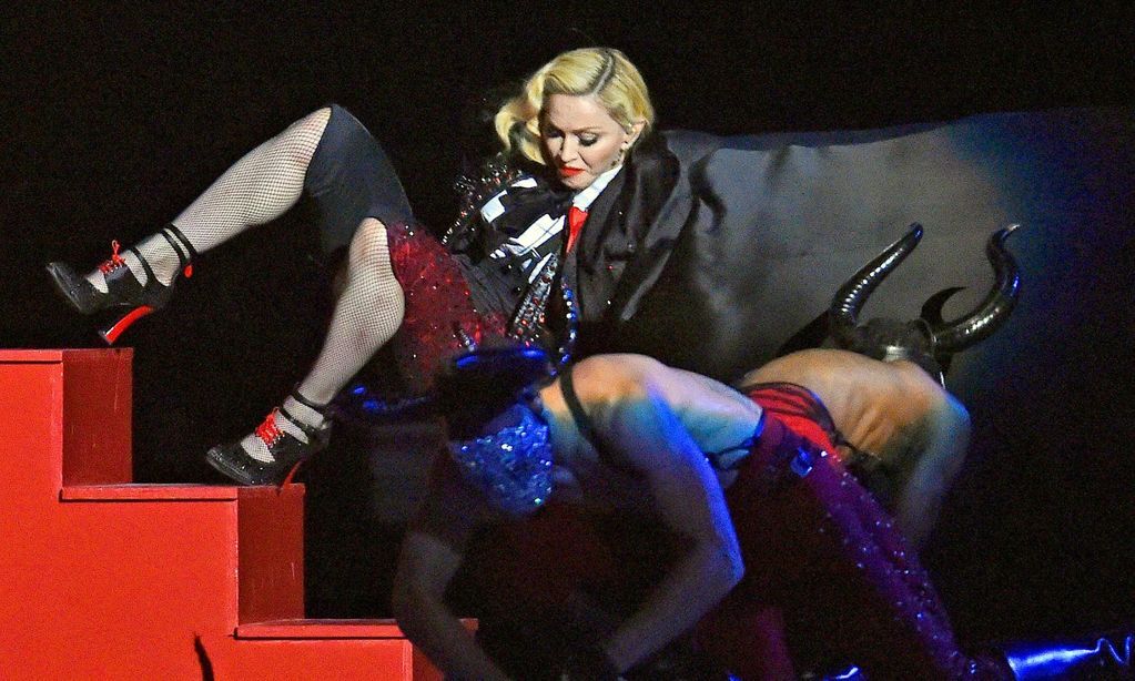 Джорджио Армани о падении Мадонны со сцены: она сама виновата