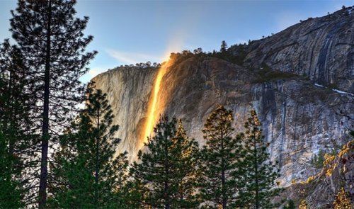 Водопад "Лошадиный хвост" (Horsetail Falls), Калифорния
В национальном парке Йосемити есть место, где можно застать в феврале особое явление – лучи солнца отражаются от водопада под особым углом и становятся пламенно-оранжевыми.
